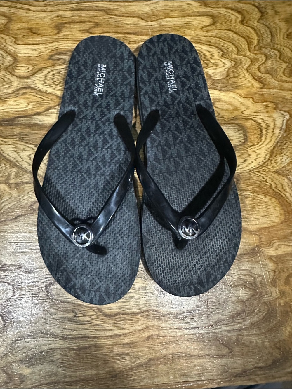 Michael Kors signature black flip flops Sz 9